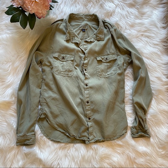 ‼️2 Universal Thread button down blouse ‼️ - Picture 2 of 5